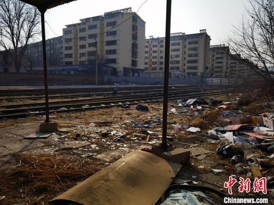 百年京张铁路文物遗存张家口火车站（北站）垃圾遍地。　肖光明　摄