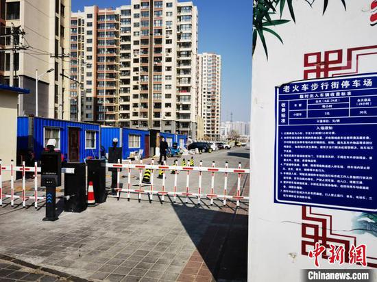 张家口火车站(北站)外占用火车道改建的停车场。 李洋 摄
