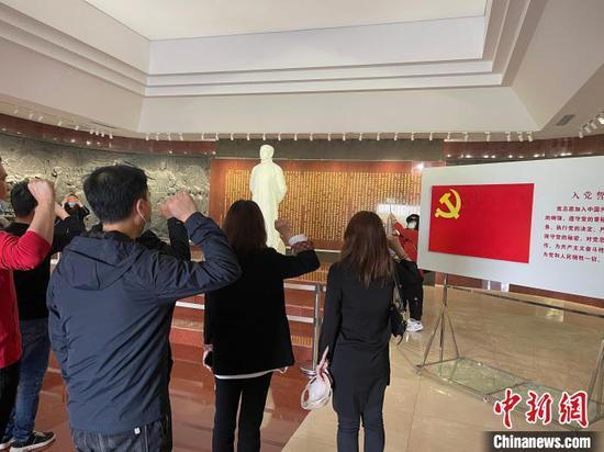 今年是中国共产党建党百年,来自全国各地的党员来到李大钊纪念馆,重温入党誓词。 白云水 摄