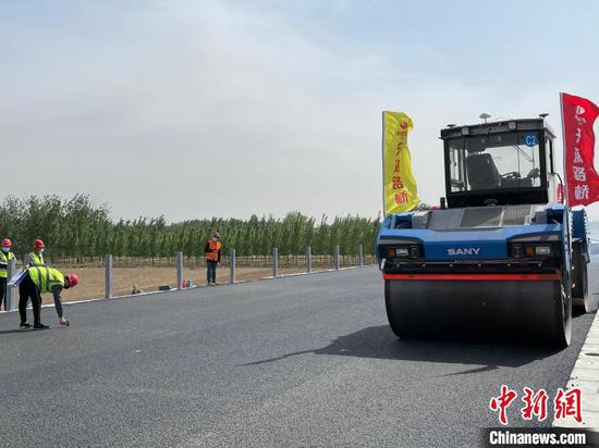 图为无人摊压机在施工 李茜 摄