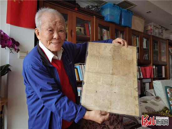 在冀东南下干部路福贵家中，老人展示一张1949年5月21日出版的《冀东日报》。 河北日报记者 王育民摄