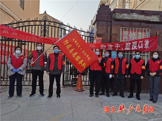 志愿者在小区开展疫情防控宣传活动