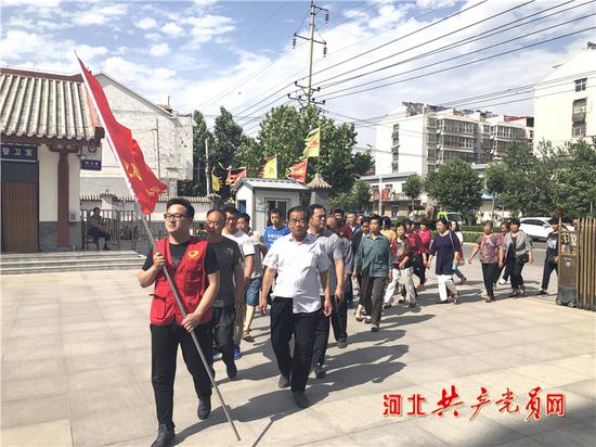 群众热情参加“新农民 逛新城 建新功”活动