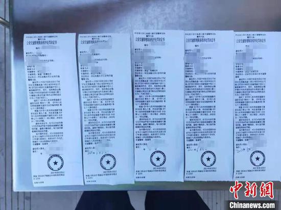 民警依法对5位车主开具处罚决定书。 刘文杰 摄