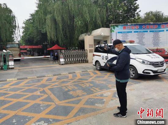 工作人员正在用便携式无线电信号测试仪进行无线电信号测试。 王鹏 摄