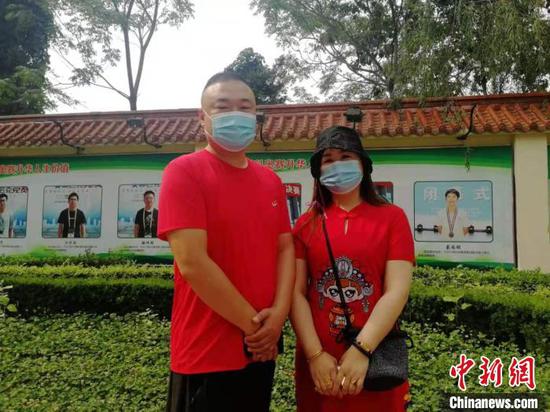 图为高考现场在校外助阵的学生家长。 王鹏 摄