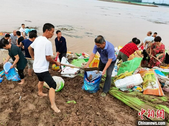 图为冀南新区中南村村民在抗洪一线抢险。 周景泽 摄