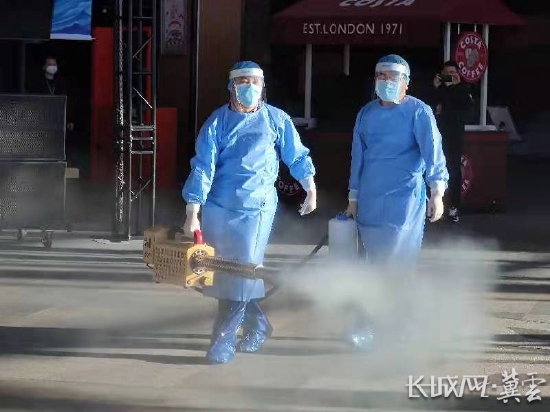 医疗防疫组工作人员正在进行消杀