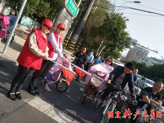 衡水好人网志愿者在路口维护交通秩序。(资料图)