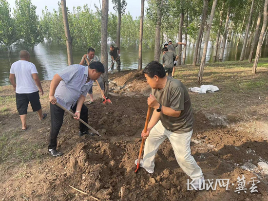 党旗在基层一线高高飘扬丨陈忠利：我是党员，就要给老百姓做榜样