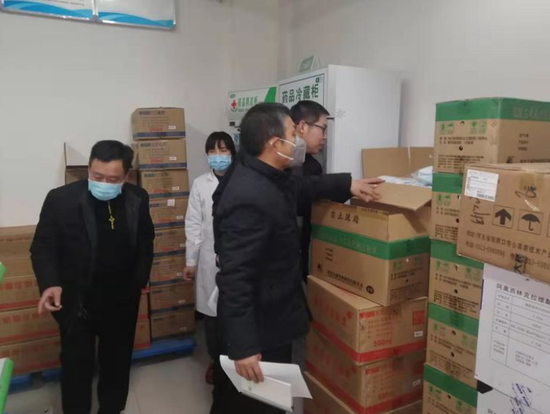 疫情物资储备组同志对医院、卫生院的台帐、库房库存进行检查