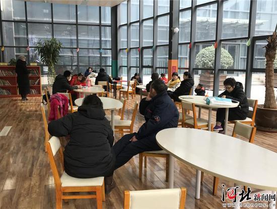 春节假期,河北省图书馆儿童活动中心很热闹。 记者田恬摄