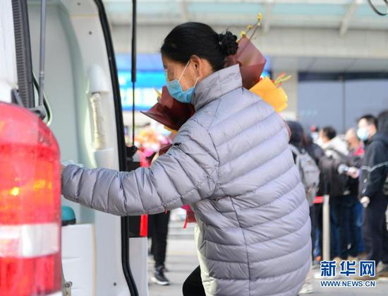 1月14日，在河北省胸科医院，一名治愈出院的新冠肺炎患者乘车前往集中隔离点。 新华社记者 金皓原 摄