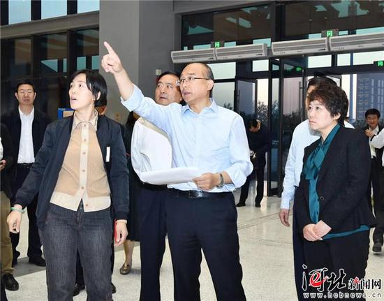 10月7日,省长许勤来到2019中国国际数字经济博览会举办地——石家庄(正定)国际会展中心,现场检查筹备情况,研究调度有关事项。这是许勤实地检查场地布置、接待服务等准备情况。 记者孟宇光摄