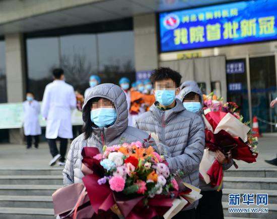 1月14日，在河北省胸科医院，治愈出院的新冠肺炎患者等车前往集中隔离点。 新华社记者 金皓原 摄