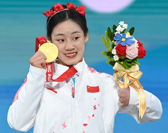 3月11日，冠军中国选手张梦秋在北京2022年冬残奥会残奥高山滑雪女子大回转（站姿）比赛后的颁奖仪式上。新华社记者李嘉南摄