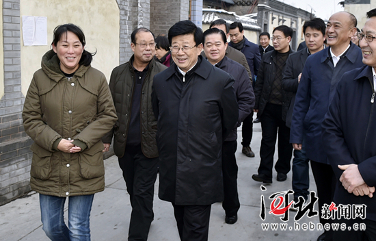 11月22日至23日,省委书记赵克志在保定调研。这是23日,赵克志在安新县乘船深入白洋淀淀区调研时,在大淀头村与基层干部群众亲切交流,详细了解白洋淀生态保护和美丽乡村建设的有关情况。本报记者郭 昭摄
