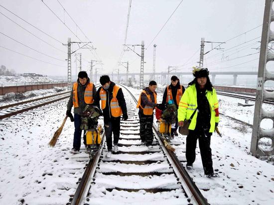 石家庄工务段职工除雪作业