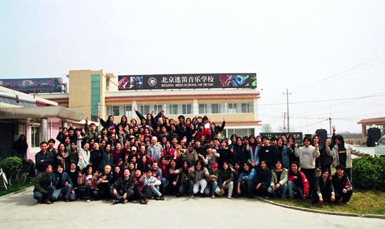 艺校学生聚众吸毒 七八辆警车突袭尿检带走多