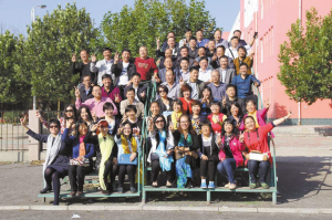 参加聚会的部分同学回到玉田一中在操场合影