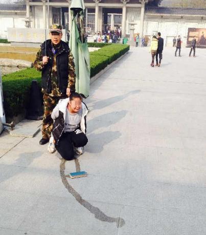 女贼被抓后当场吓哭吓尿 地上两道明显水迹