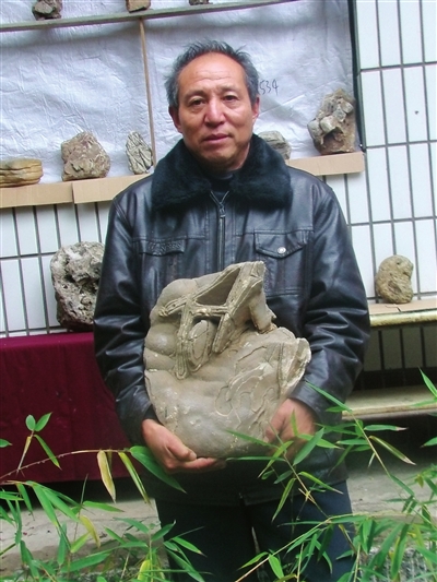 邯郸村民家中现带有英文字母造型奇石(图)