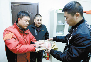 石家庄公交司机快车道上捡口袋 打开后吓一跳