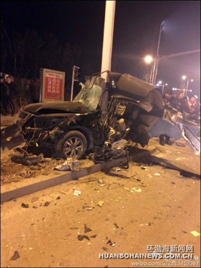 唐山市区学院路发生惨烈车祸2死4伤 轿车成废