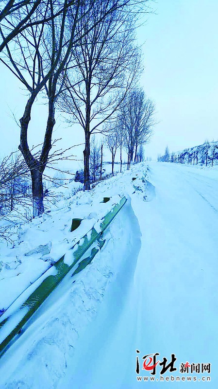 积雪已经达到了2厘米左右。