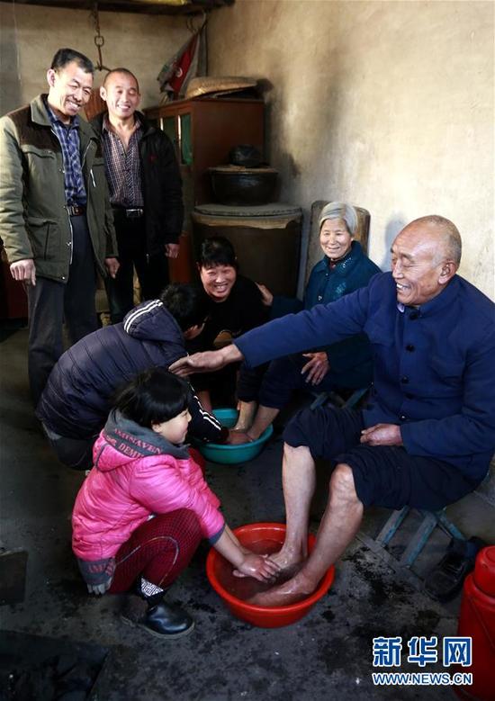 正定县吴兴村村民过年:晚辈给长辈洗脚尽孝