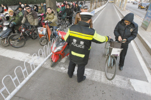 石家庄整治交通违法 骑电动车逆行罚款30元