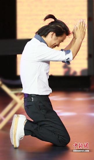  王宝强首当导演 跪谢恩师 冯小刚当场索要股份