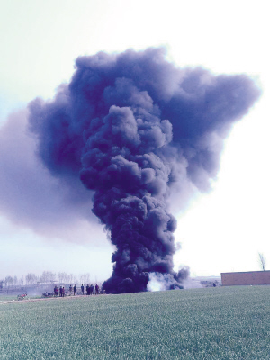 河北农田烧荒引燃家具厂 浓烟遮天蔽日险象环生