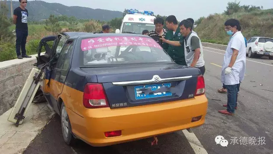 端午节本应安康,可晚报的一位读者却在前往平泉辽河源旅游途中拍摄到一组触目惊心的车祸现场图片。
