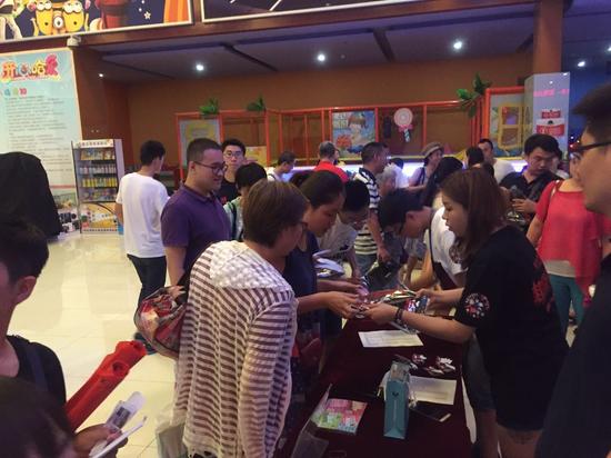 见面会前夕,众多影迷登记签到