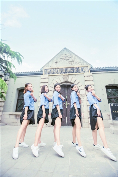 大学生晒创意毕业照 众美女穿民国校服秀长腿(图)_新浪河北_新浪网