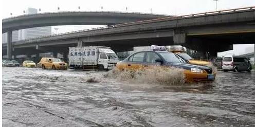 豪雨降临石家庄 瞬间如头顶往下泼水(组图)