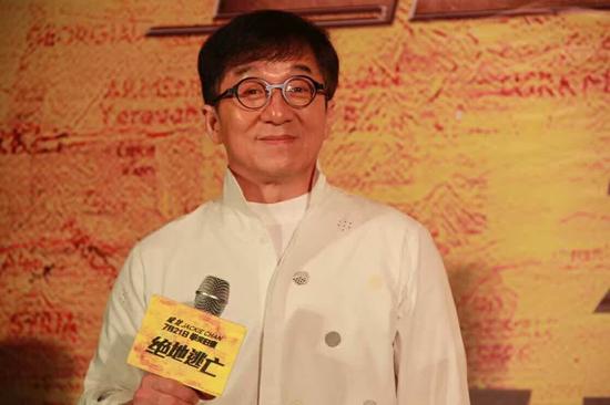 讲起拍电影的过程来,成龙十分兴奋
