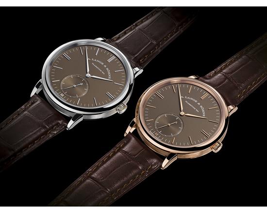 完美配搭:以18K玫瑰金和白色18K金制成的SAXONIA AUTOMATIC,配备灰褐色实心银表盘