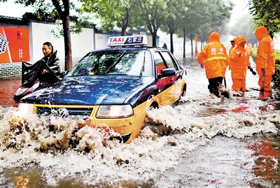 河北多地开启看海模式 邢台新郎无奈坐三轮迎