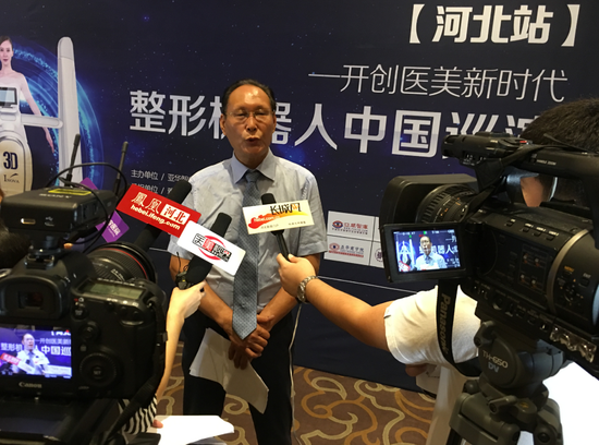 雅芳亚医疗美容医院院长王文明接受媒体采访