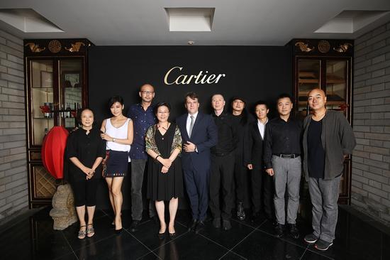 卡地亚中国区首席执行官李汉龙先生与中国电影导演协会评委会及获奖电影人合影留念(从左至右:王京花、梁静、管虎、李少红、李汉龙、冯小刚、张杨、单佐龙、钟康、郑大圣)