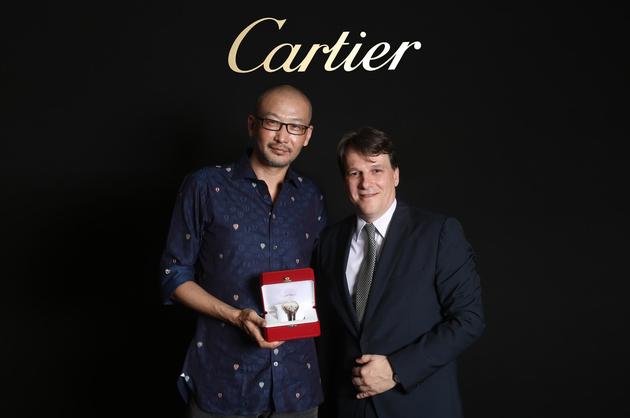 卡地亚中国区首席执行官李汉龙先生为管虎颁发“年度导演”以及“年度影片”大奖