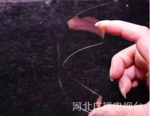 高強(qiáng)度超大超薄玻璃蓋片竟比頭發(fā)絲還細(xì)