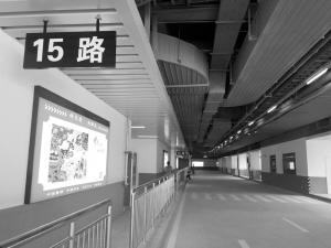 ■公交乘车点。 本报记者 郄磊 摄