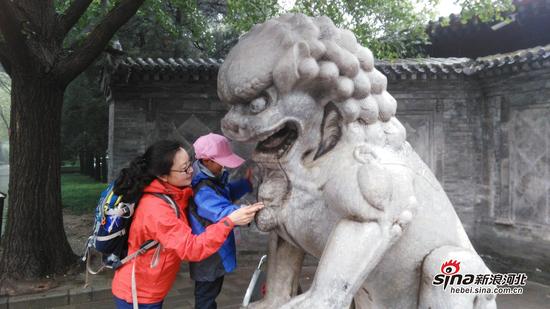 全盲女童小拉姆触摸北京