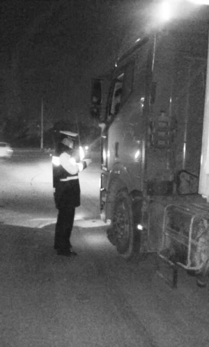 省会交警严查黄牌货车。本报记者 孙会芳摄