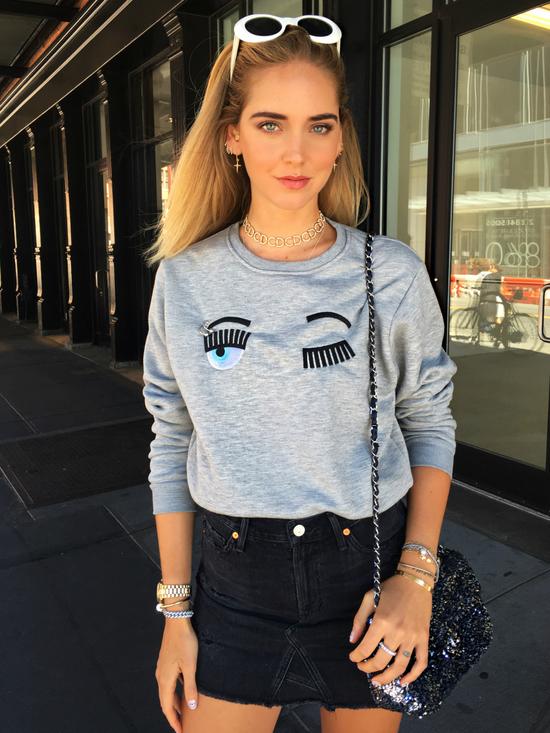 时尚博主Chiara 穿着同名品牌Chiara Ferragni 2016秋冬系列俏眼睛长袖卫衣