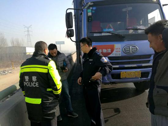 石家庄环城交警大队严打“职业带路人”。