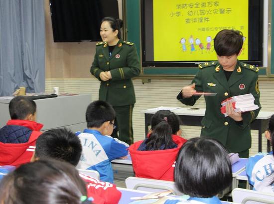 为师生发放《家庭安全消防宣传手册》